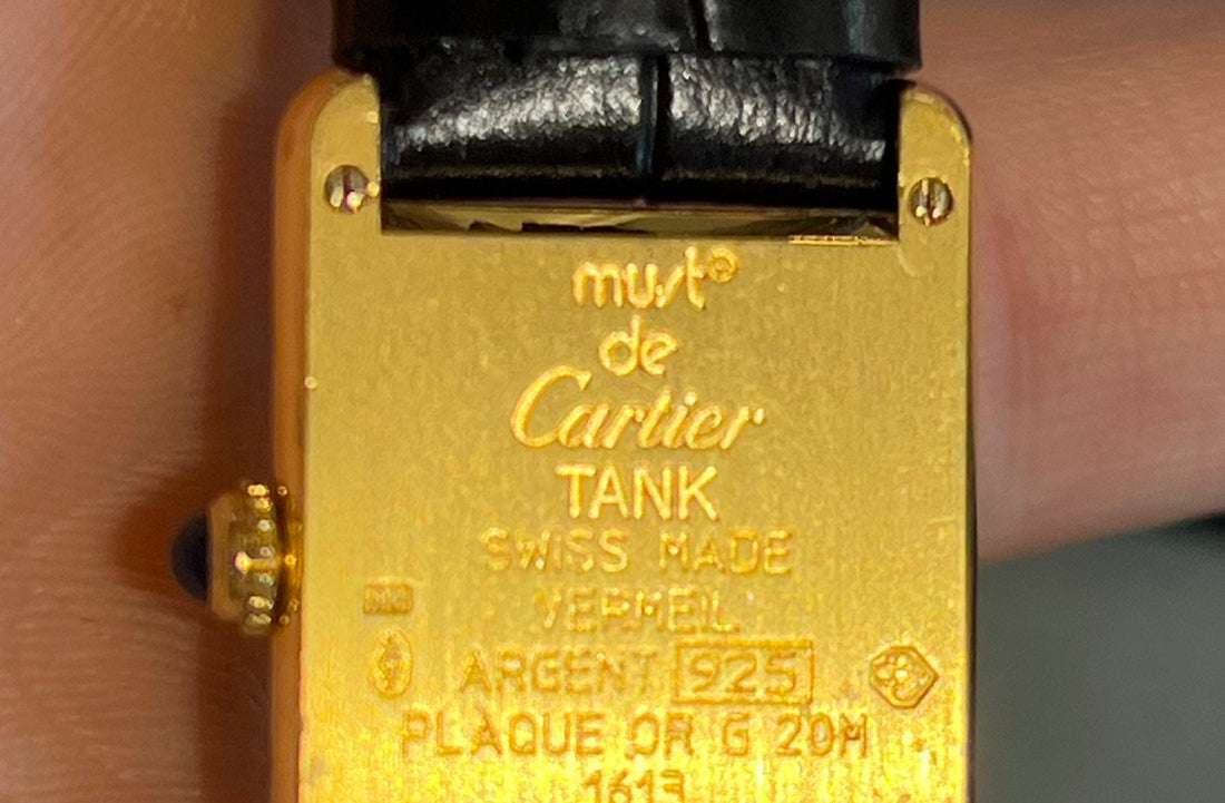 Gehäuseboden einer vintage Cartier Tank Must mit Gravuren