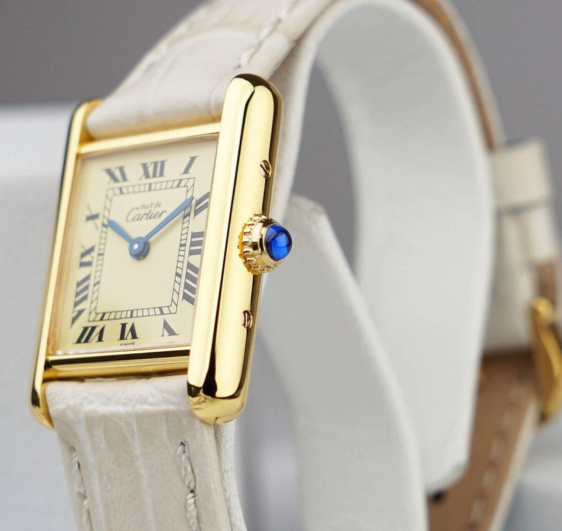 Cartier Tank Must Vermeil, neu vergoldetes Gehäuse mit Krone in Nahaufnahme