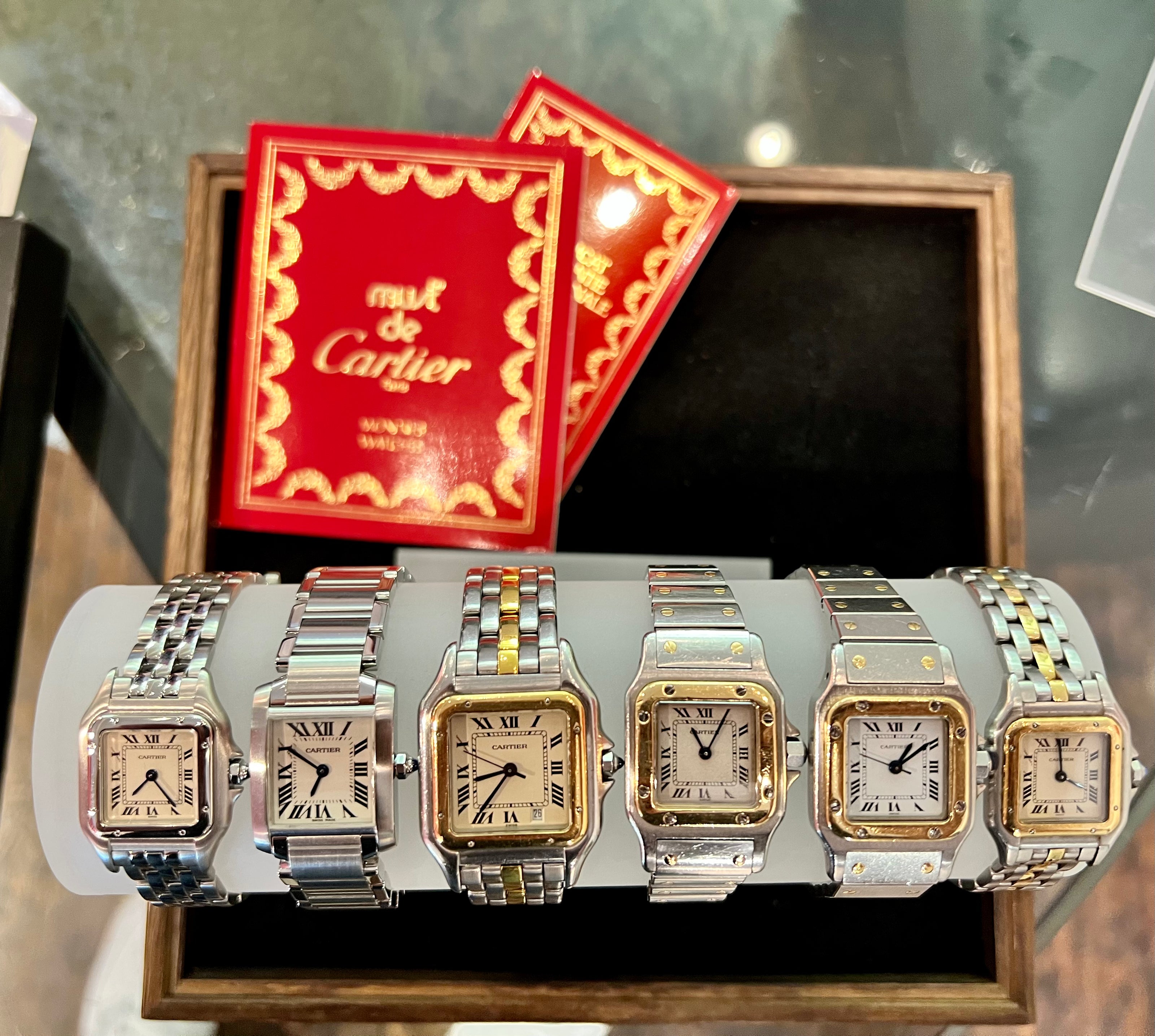Cartier Santos Uhren in der Vitrine im Showroom Offenburg