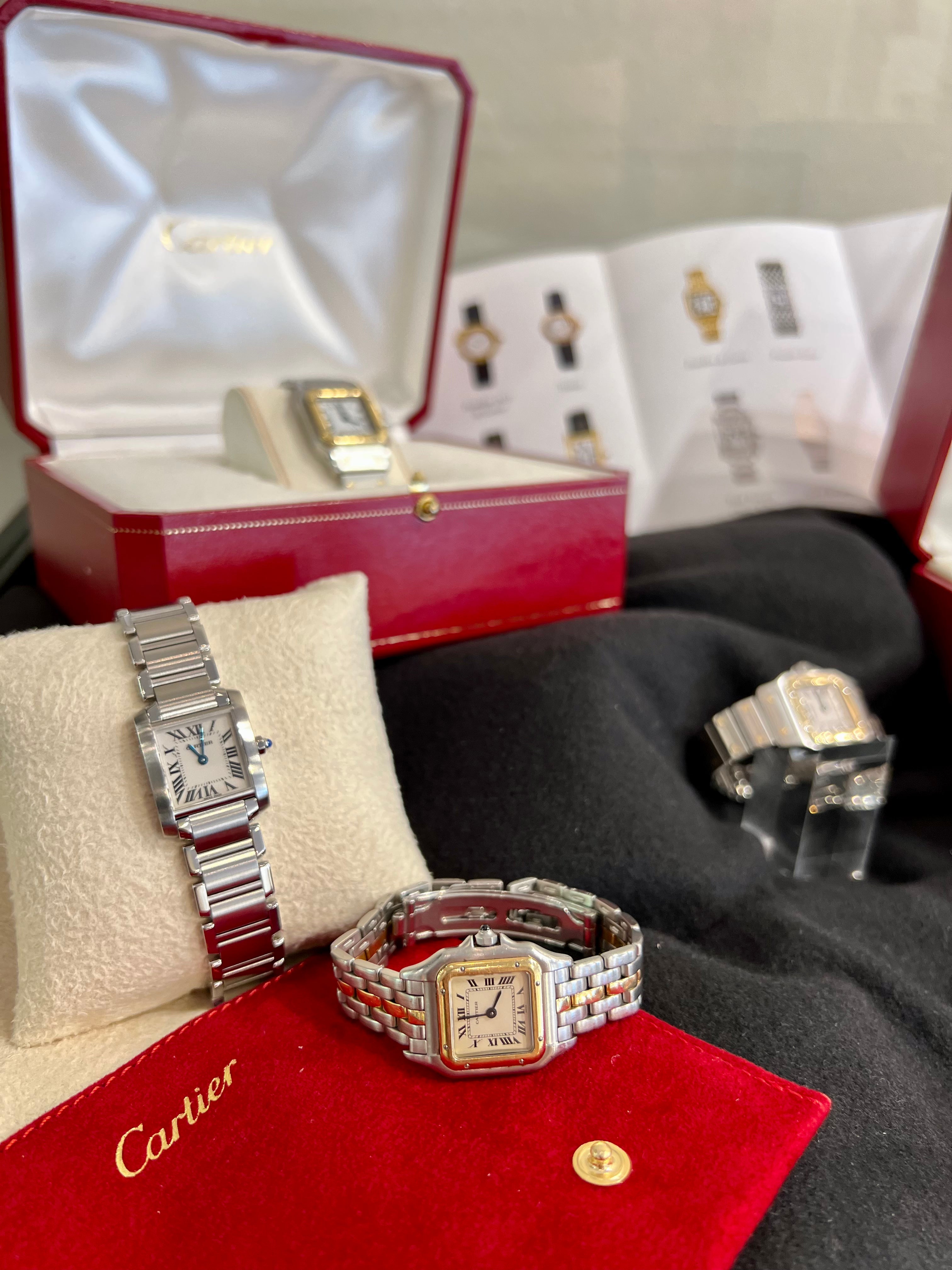 Vintage Cartier Uhren mit Originalboxen in der Vitrine im Showroom