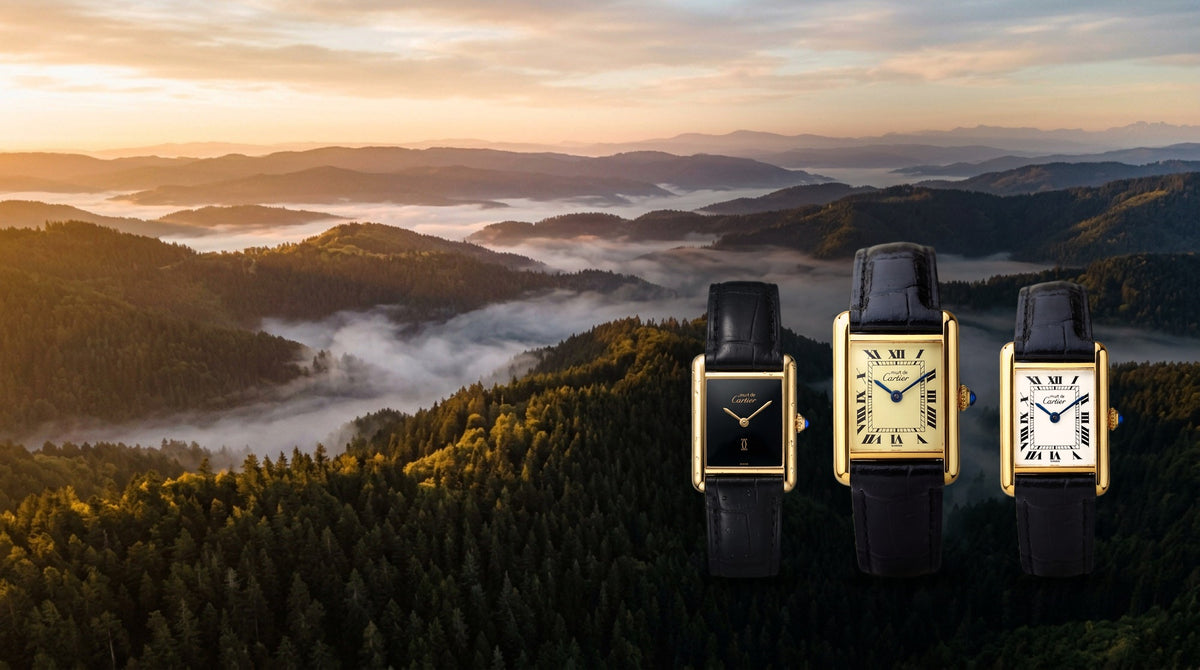 Drei Cartier Tank Must Vermeil vor dem Schwarzwald im Abendnebel