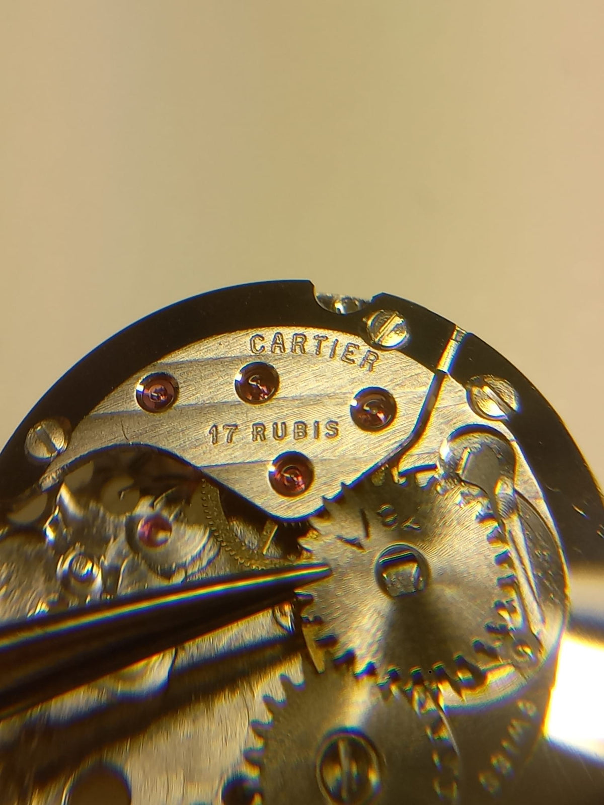 Cartier Uhrwerk mit 17 Rubinen bei der Revision