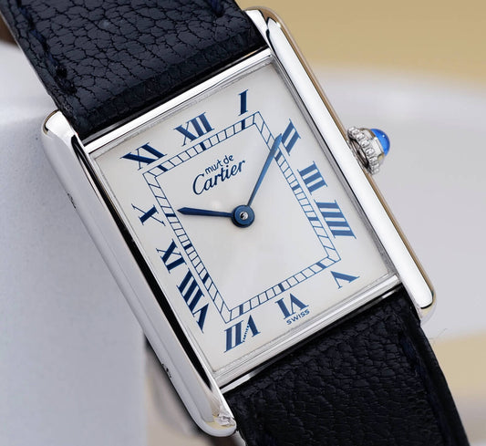 Cartier Must Tank Silver Blue Roman Index mit schwarzem Lederarmband