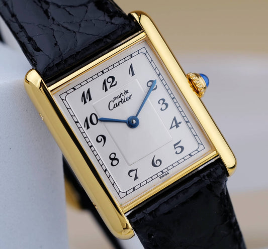 Cartier Must Tank Arabia Index mit schwarzem Lederarmband