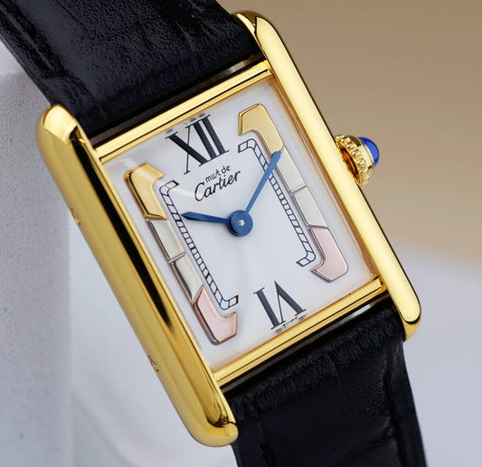 Cartier Must Tank Three Color Gold Roman Index mit schwarzem Lederarmband