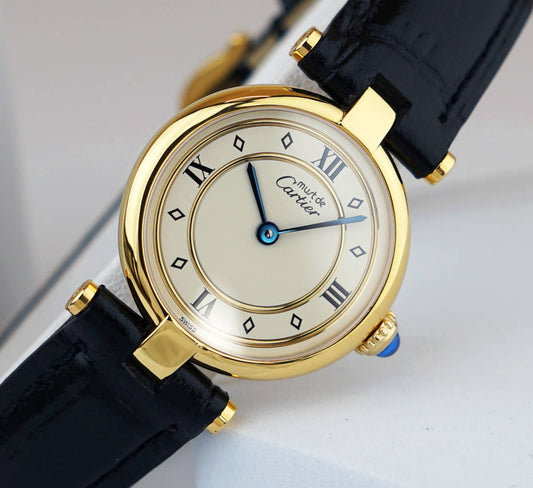 Cartier Must Vendome Louis Cartier Gold Ring Roman Index mit schwarzem Lederarmband